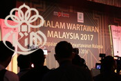 Malam Wartawan Malaysia 2017 : Penyampaian Hadiah Kewartawanan Malaysia MPI PETRONAS 2016